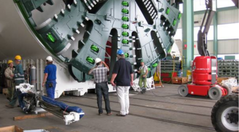 Untere Hälfte eines Bohrkopfs einer Herrenknecht-Maschine im Bau. 